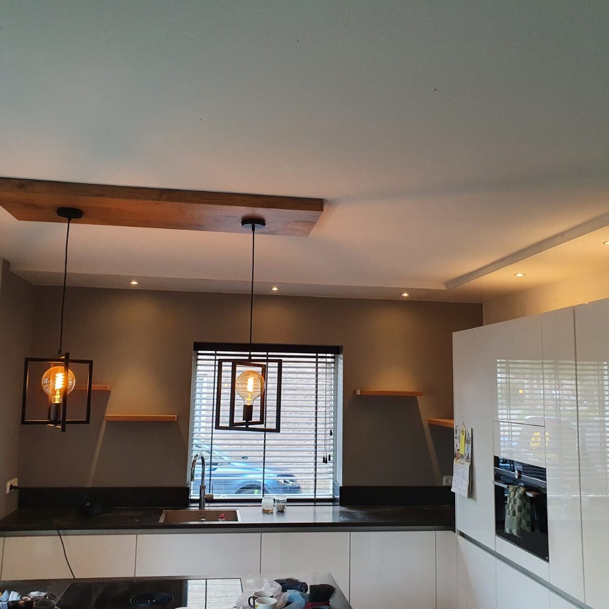 Plafondbak v.v. led spots, schappen & plank t.b.v. verlichting