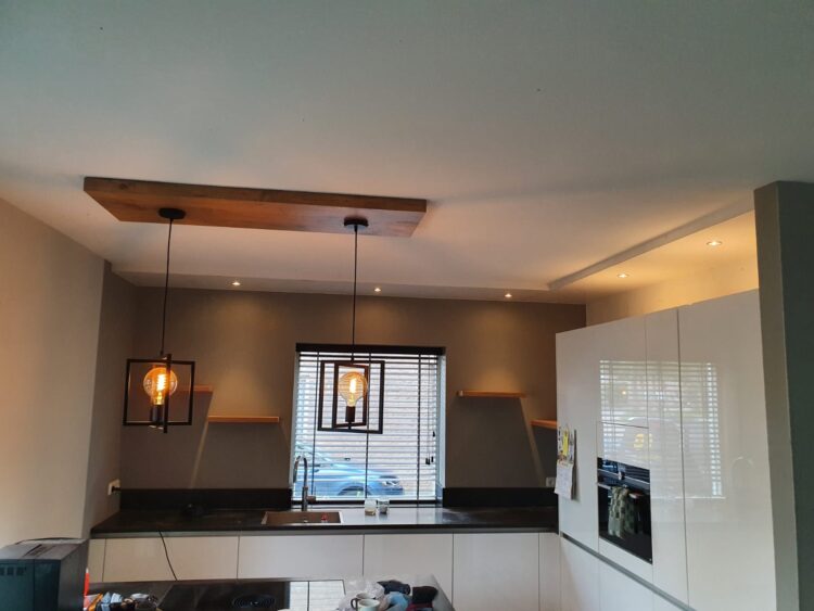Plafondbak v.v. led spots, schappen & plank t.b.v. verlichting