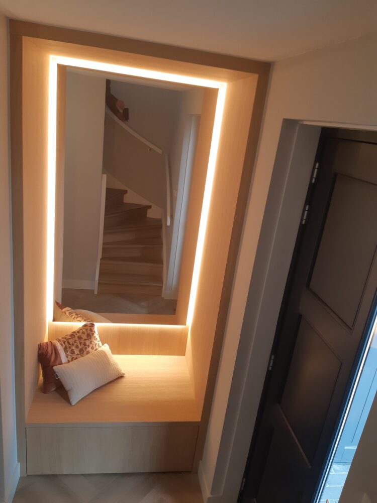 Maatwerkmeubel voorzien van spiegel + ledverlichting