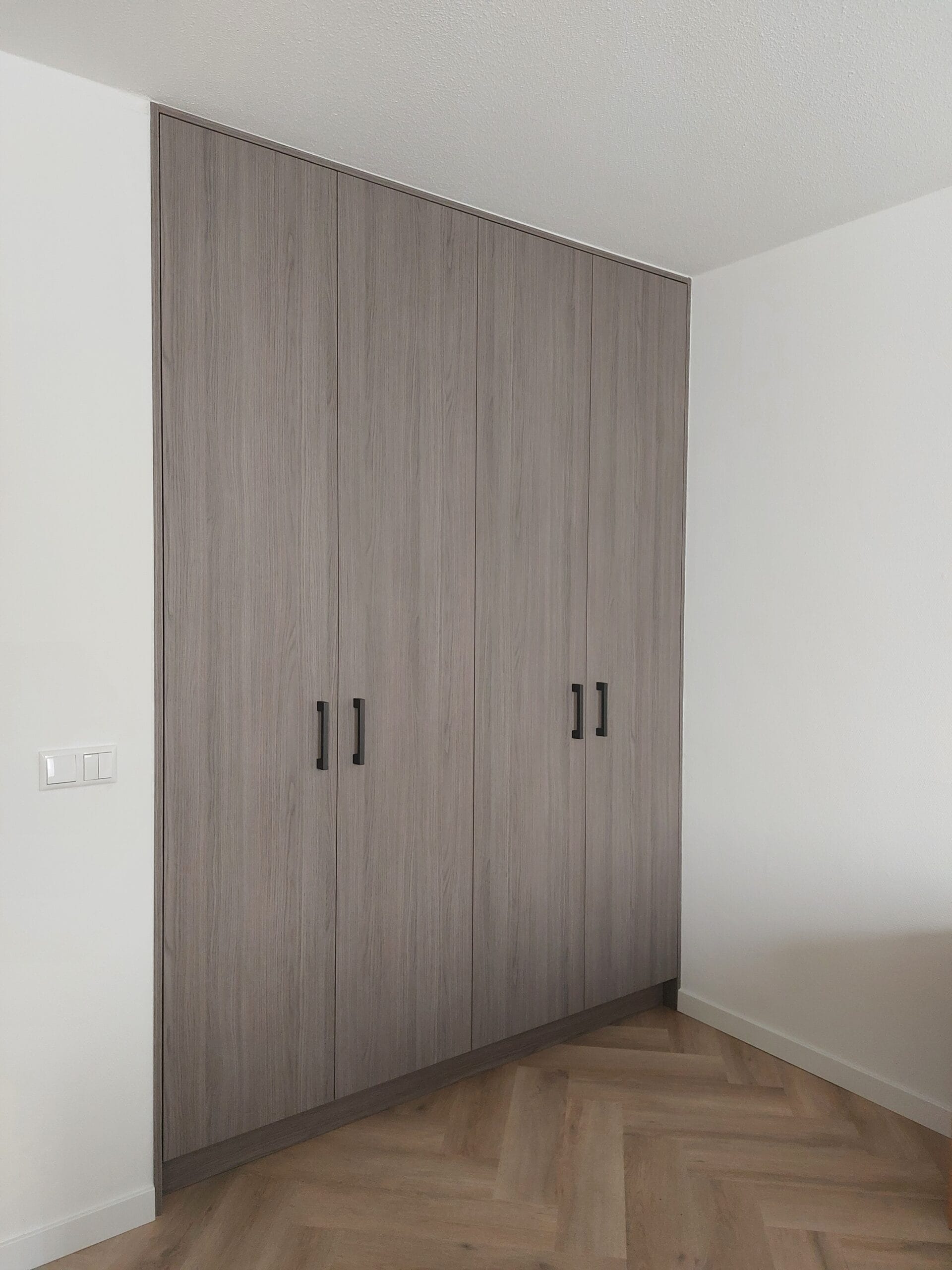 Kledingkast op maat gemaakt