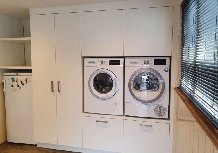 Wasmachinekast op maat in de berging